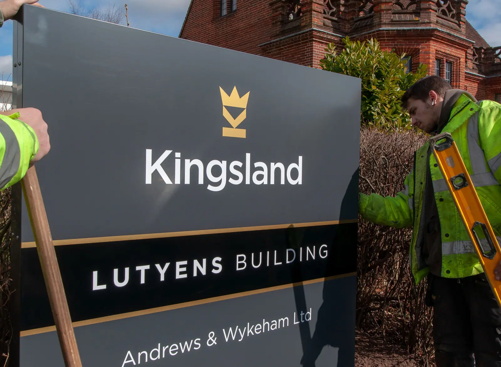 Three Sixty installer levelling the new Kingsland Lutyens Building sign