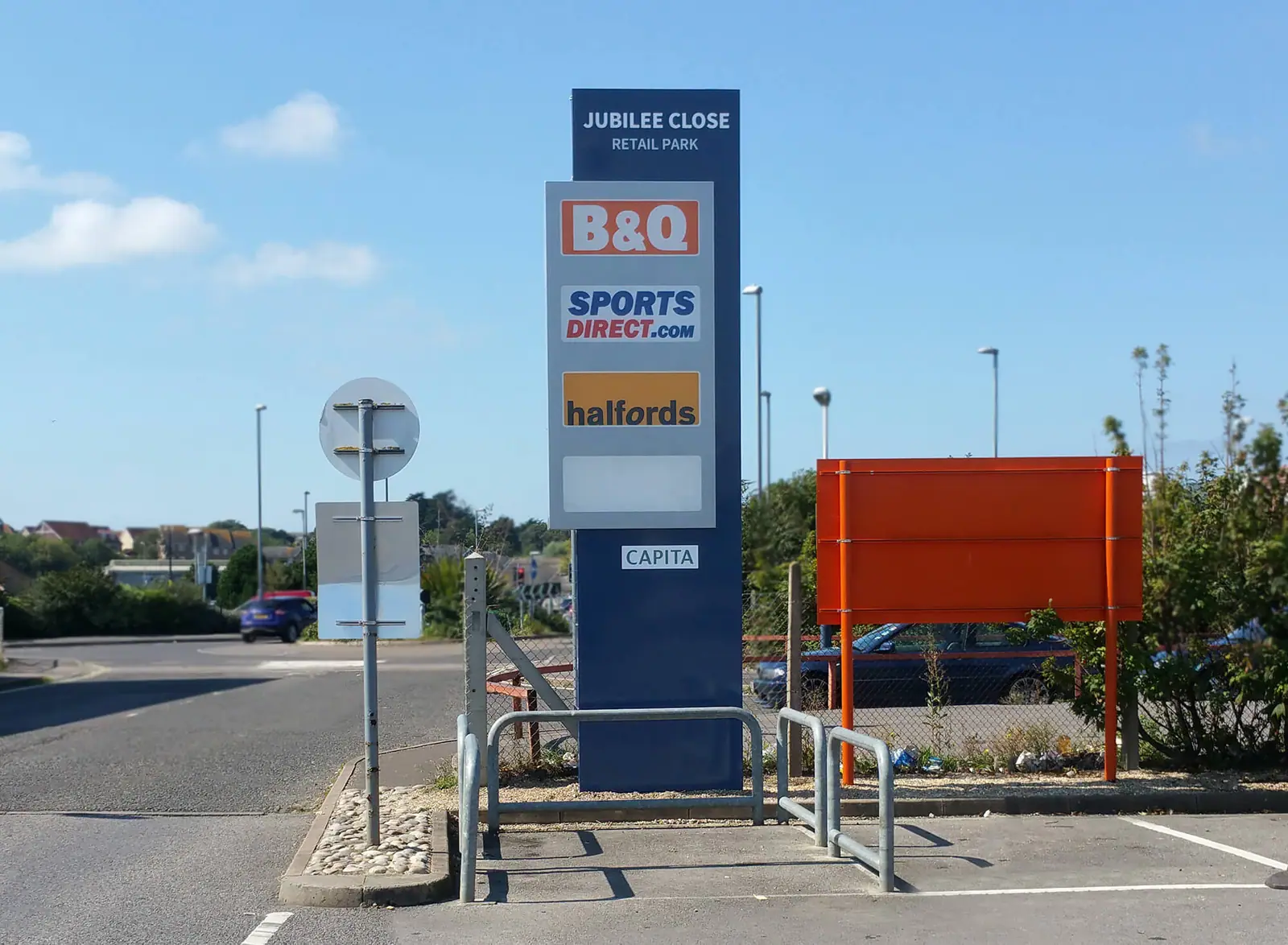 New Jubilee Close totem listing B&Q, Sports Direct and Halfords