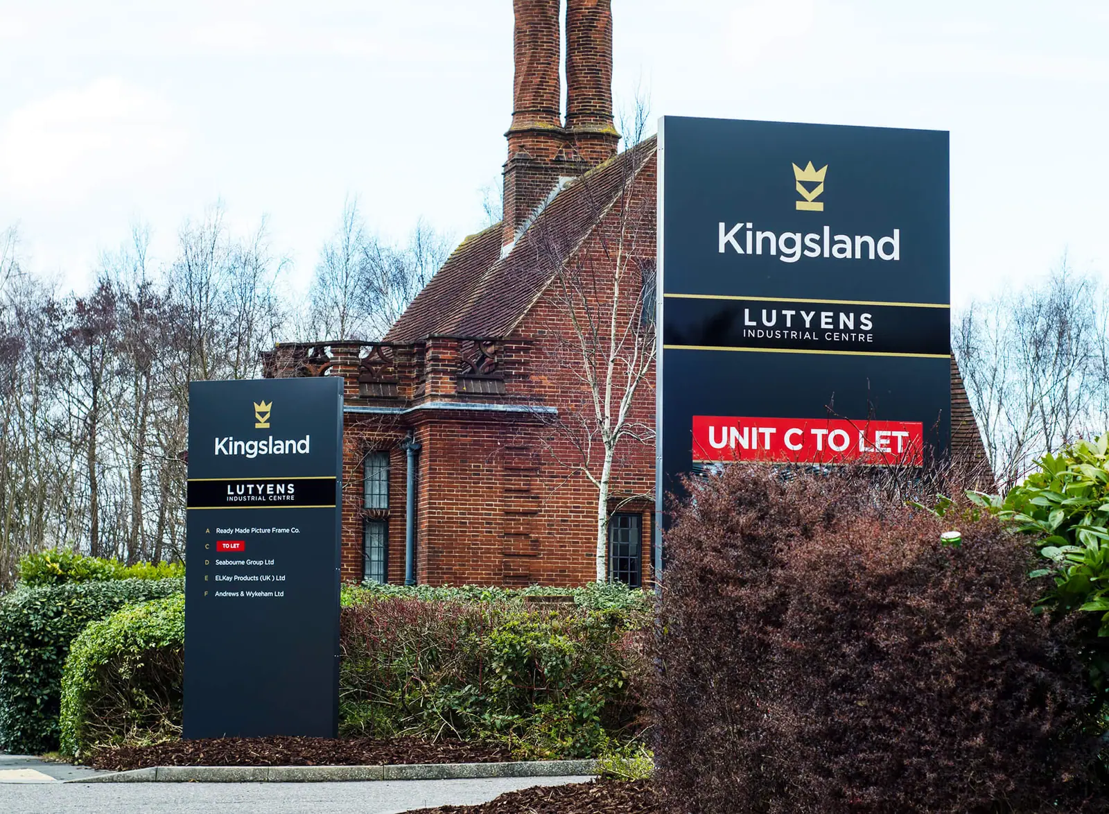 Kingsland Lutyens totem and 'Unit C to let' sign at the park