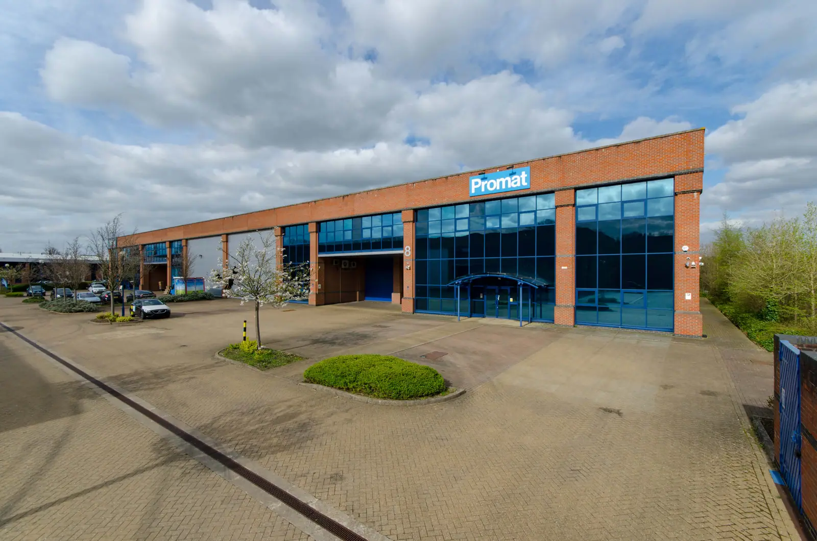 Sterling Centre unit frontage and car park